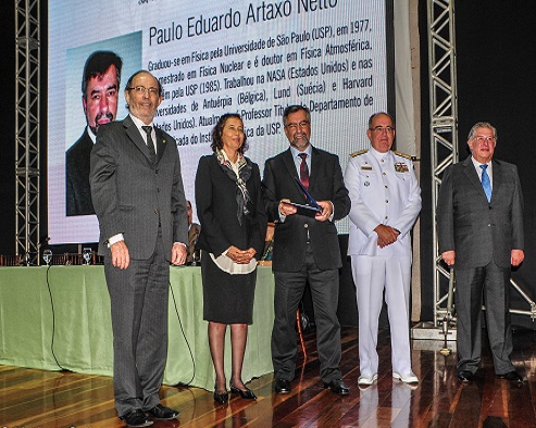 Um prêmio, um respeitado cientista e um fino discurso político