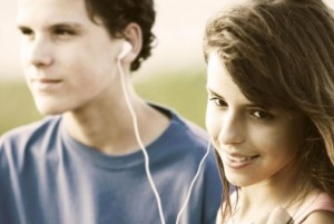 Hábitos de usar diariamente fones de ouvido e frequentar ambientes muito barulhentos têm causado um aumento na prevalência de zumbido nos ouvidos em jovens, considerado um sintoma de perda auditiva, aponta pesquisa 
