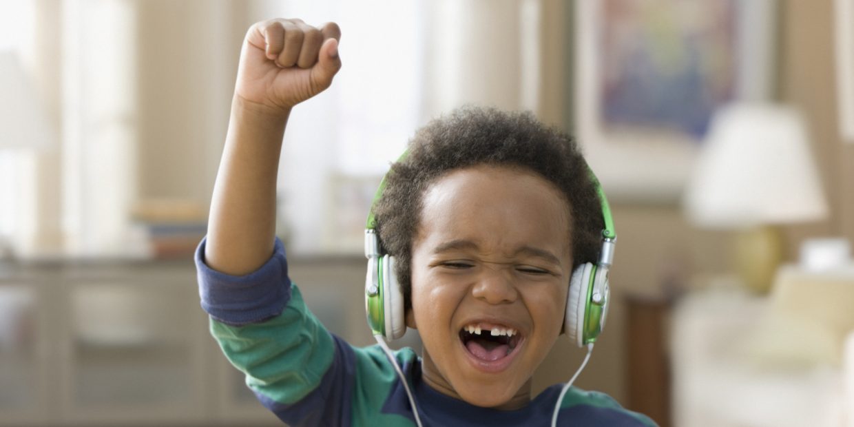 Sobe o som! Música diminui estresse em tratamento dentário
