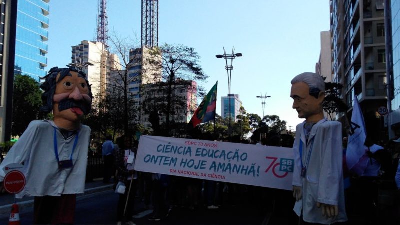 Dia Nacional da Ciência tem comemoração e protesto na Avenida Paulista
