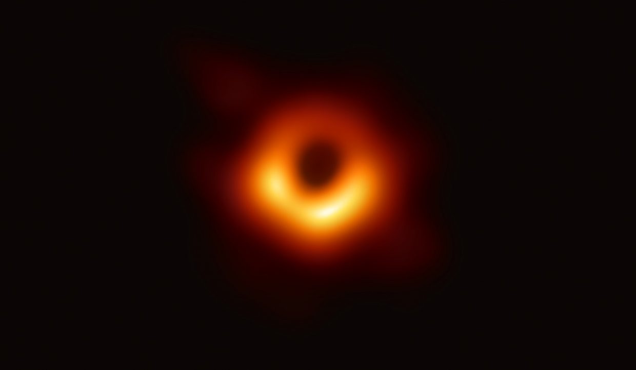 A primeira imagem de um buraco negro, uma virada espetacular
