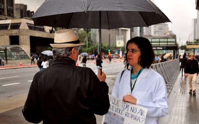 Molhando o jaleco: cientistas encaram chuva para apresentar pesquisas na rua