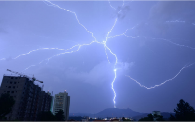 Estudo do Inpe explica como se formam os raios ‘invertidos’