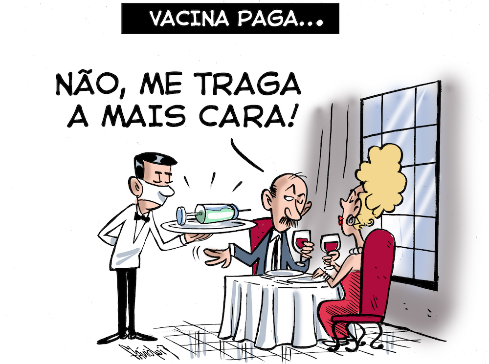 Título: "Vacina paga...". Em um restaurante, homem branco careca de bigode vestindo terno cinza, camisa branca e gravata preta, e mulher loura de cabelo armado, de vestido vermelho e colar de pérolas, tomam vinho. Um garçom branco com o cabelo preto brilhante, uniformizado, de máscara, segura uma bandeja com uma uma seringa. O homem de terno faz um movimento de afastar com a mão e diz "Não, me traga a mais cara!"