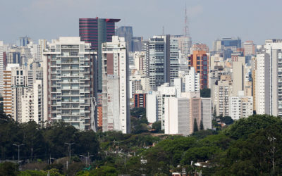 Centros urbanos têm potencial para gerar energia eólica com turbinas no alto dos edifícios