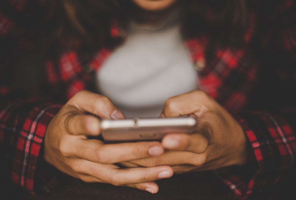 Brasileiros evitam discutir política em grupos de família, mas se engajam em campanhas organizadas em apps