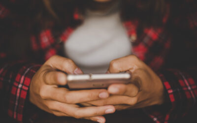 Brasileiros evitam discutir política em grupos de família, mas se engajam em campanhas organizadas em apps