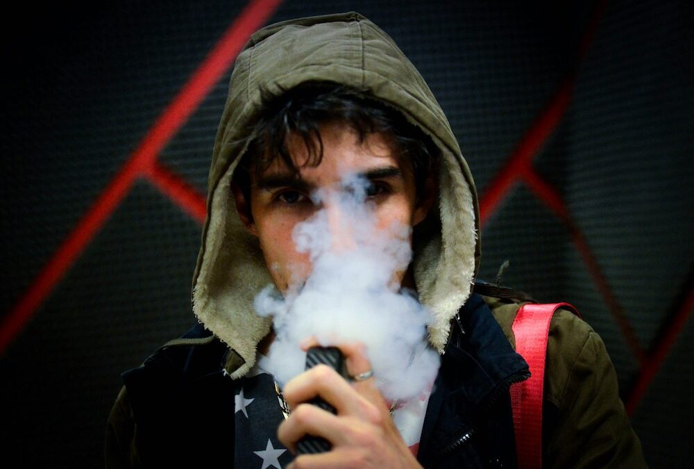 Uso de cigarro eletrônico por adolescentes está associado a solidão, uso de álcool e influência social
