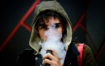 Uso de cigarro eletrônico por adolescentes está associado a solidão, uso de álcool e influência social