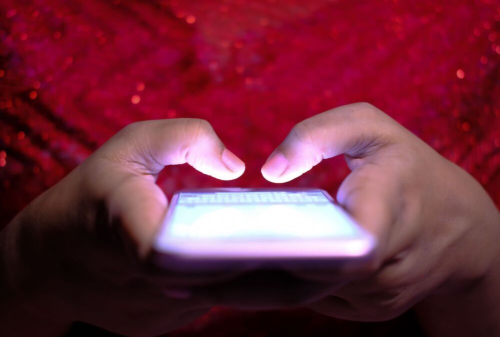 Cyberbullying raramente ocorre de forma isolada e funciona como extensão da violência escolar