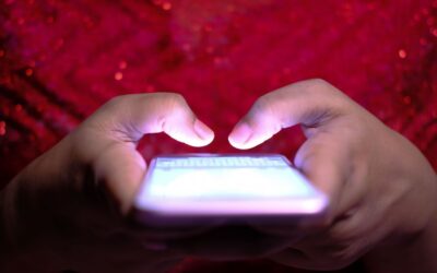 Cyberbullying raramente ocorre de forma isolada e funciona como extensão da violência escolar